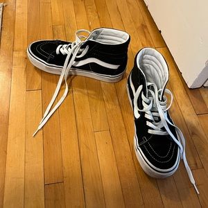 VANS Sk8-Hi Stacked Women’s shoe- black and white